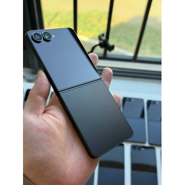 Samsung Galaxy Z Flip7 – Stylish Foldable Smartphone with Advanced Camera